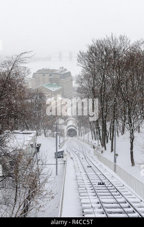 Winter Blick auf öffentliche Standseilbahn in Kiew, Kiew, Ukraine Stockfoto