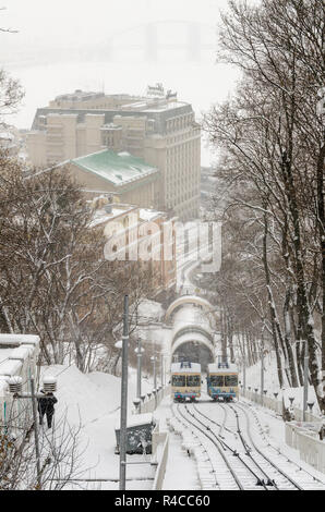 Winter Blick auf öffentliche Standseilbahn in Kiew, Kiew, Ukraine Stockfoto