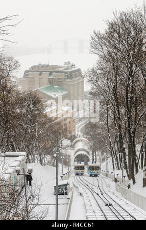 Winter Blick auf öffentliche Standseilbahn in Kiew, Kiew, Ukraine Stockfoto