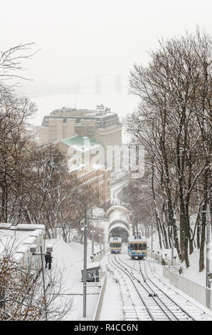 Winter Blick auf öffentliche Standseilbahn in Kiew, Kiew, Ukraine Stockfoto