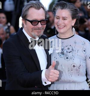 CANNES, Frankreich - 19. MAI 2018: Gary Oldman und Frau Gisele Schmidt Spaziergang der rote Teppich an "dem Mann, der getötet Don Quixote" Screening Stockfoto