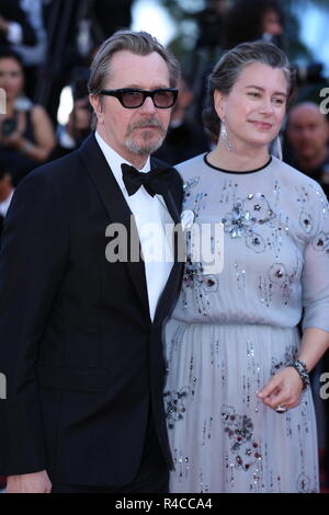CANNES, Frankreich - 19. MAI 2018: Gary Oldman und Frau Gisele Schmidt Spaziergang der rote Teppich an "dem Mann, der getötet Don Quixote" Screening Stockfoto