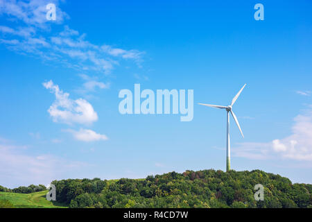Kopieren von klaren, blauen Himmel mit windmil für grüne Energie conceptl auf Berg und Baum in München, Deutschland Europa Stockfoto
