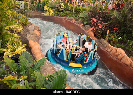 Orlando, Florida. November 24, 2018. Die Menschen genießen die Fahrt in der Unendlichkeit fällt bei Seaworld Marine Theme Park. Stockfoto