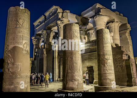 Touristen, die in den Tempel von Kom Ombo bei Nacht, Ägypten, 23. Oktober 2018 Stockfoto