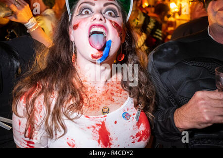 Die Nachtschwärmer an Halloween Feiern an die Schweine Nase Inn, East Prawle, Devon. Stockfoto