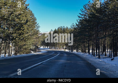 Straße im Winter in der Nähe von Zlatibor in Serbien Stockfoto