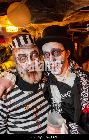 Die Nachtschwärmer an Halloween Feiern an die Schweine Nase Inn, East Prawle, Devon. Stockfoto