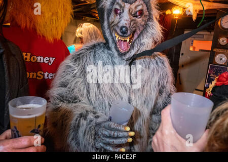 Die Nachtschwärmer an Halloween Feiern an die Schweine Nase Inn, East Prawle, Devon. Stockfoto