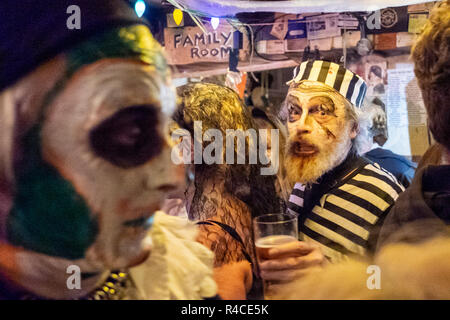 Die Nachtschwärmer an Halloween Feiern an die Schweine Nase Inn, East Prawle, Devon. Stockfoto