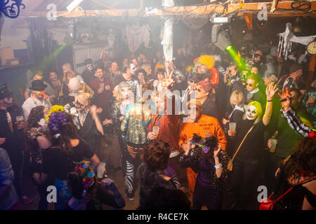 Halloween Feiern an die Schweine Nase Inn, East Prawle, Devon. Stockfoto