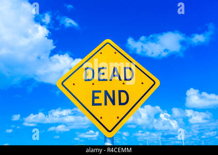 Dead End street sign unter blauem Himmel Stockfoto