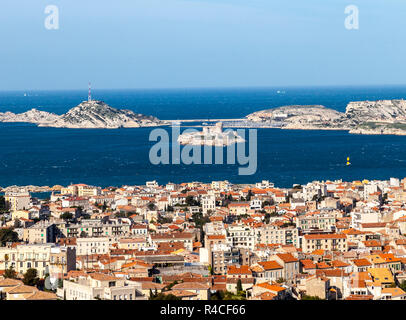 Luftaufnahme von einer der Frioul-inseln und der Stadt Marseille Stockfoto