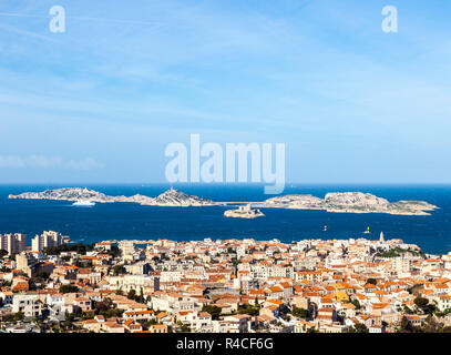 Luftaufnahme von einer der Frioul-inseln und der Stadt Marseille Stockfoto