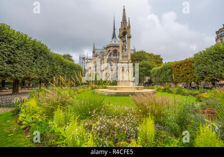 PARIS, Frankreich, 6. September 2018 - Apsis von Notre-Dame de Paris und La Fontaine de la Vierge von Square Jean XXIII. Paris, Frankreich Stockfoto