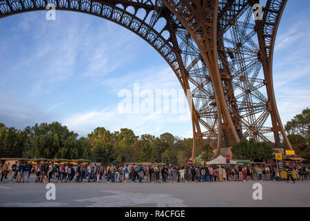 PARIS, Frankreich, 8. September 2018 - Die Menschen warten in der langen Schlange am Eiffelturm in Paris, Frankreich Stockfoto