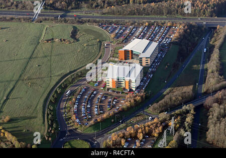 Luftaufnahme von zwei Bürogebäuden (einschließlich Lowell Financial Ltd), auf Savannah Way, Leeds Valley Park, Leeds, West Yorkshire 10. Stockfoto