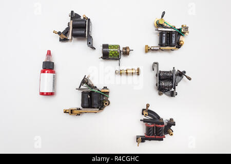 Tattoo Maschine und Farbe auf weißem Hintergrund Hintergrund isoliert Stockfoto