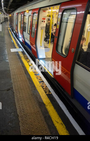 U-Bahn Station in London, "Mind the Gap" auf der Plattform lackiert Stockfoto