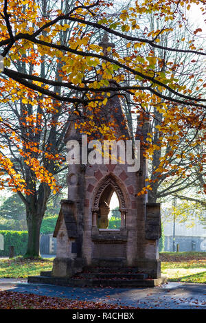 Herbstliche Blätter um das kriegerdenkmal an einem sonnigen Tag in Bristol. Stockfoto