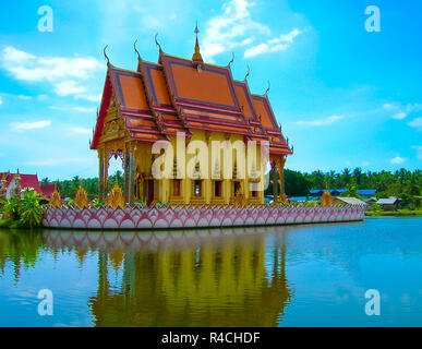 Buddhistische Pagode, die Teil der Tempelanlage Wat Plai Laem auf Koh Samui. Thailand Stockfoto