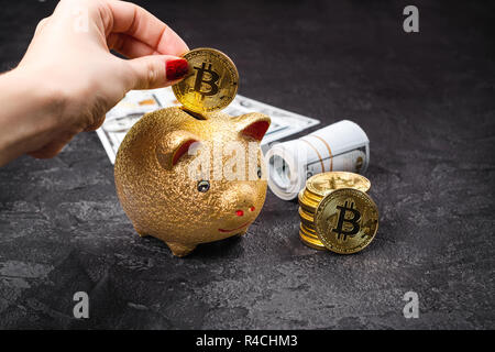Bitcoins, Währung und piggie Bank Stockfoto