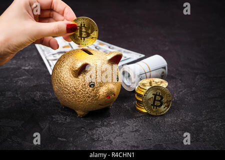 Bitcoins, Währung und piggie Bank Stockfoto