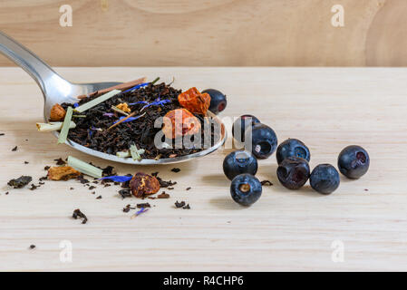 Trockene schwarzer Tee auf Löffel mit Blaubeeren Stockfoto