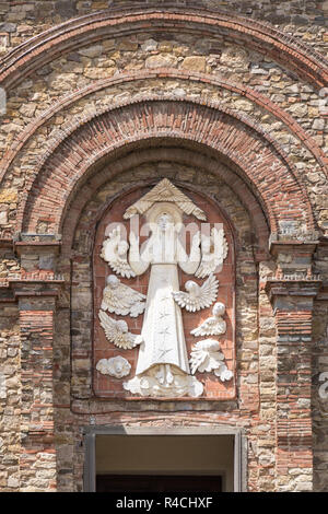 Relief an der Fassade der Kirche der Himmelfahrt der Jungfrau Maria in der Nähe von Panzano in Chianti, Italien Stockfoto