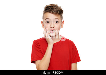 Adorable Junge in Schock, auf weißem Hintergrund. Schockiert, Kind an der Kamera in der Ungläubigkeit. Schock, Überraschung, Überraschung Konzept. Stockfoto