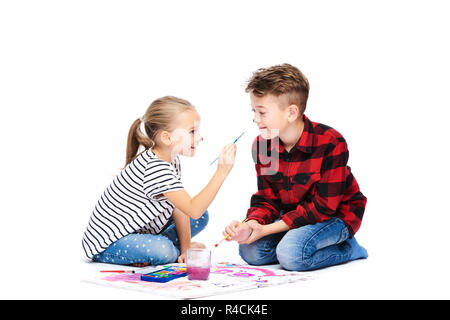 Bruder und Schwester Spaß Malen mit Wasserfarben. Gerne kreative Kinder Kunst Klasse. Kunst Therapie Konzept auf weißem Hintergrund. Stockfoto