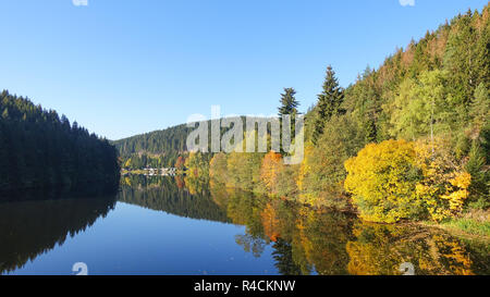 Wasserbehälter Okerstausee im Herbst, Harz, Deutschland Stockfoto