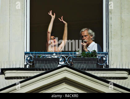Paar Tango tanzen in ihre Wohnung gesehen, durch offene Fenster Stockfoto