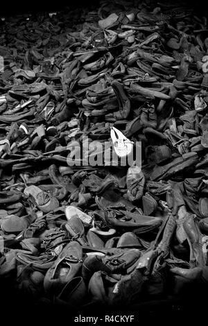 Schuhe von Menschen, die im Konzentrationslager Auschwitz Birkenau KZ Polen schwarz-weiß Bild getötet wurden. Stockfoto