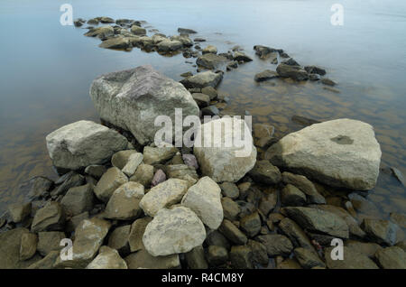 Großen Felsen an der Küste, die durch die Wellen des Meeres gewaschen werden. Stockfoto