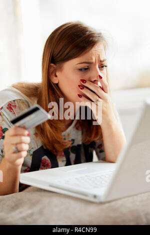 Mädchen verausgabten mit Ihrer Kreditkarte Stockfoto