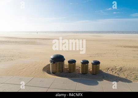 Mülleimer am Strand Stockfoto