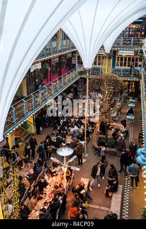 UK, Lonon, Königlichen's Court Carnaby iconic königliche Hof ist ein 3-stöckiges Alfresco Nahrung und Speisen Ziel im Herzen des Londoner West End. Die uni Stockfoto