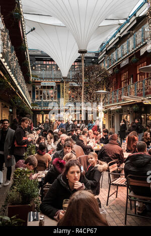 UK, Lonon, Königlichen's Court Carnaby iconic königliche Hof ist ein 3-stöckiges Alfresco Nahrung und Speisen Ziel im Herzen des Londoner West End. Die uni Stockfoto