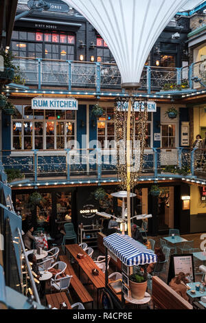 UK, Lonon, Königlichen's Court Carnaby iconic königliche Hof ist ein 3-stöckiges Alfresco Nahrung und Speisen Ziel im Herzen des Londoner West End. Die uni Stockfoto