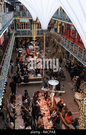 UK, Lonon, Königlichen's Court Carnaby iconic königliche Hof ist ein 3-stöckiges Alfresco Nahrung und Speisen Ziel im Herzen des Londoner West End. Die uni Stockfoto