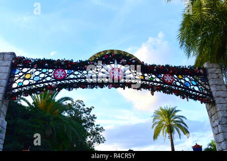 Orlando, Florida. November 19, 2018. Blick von oben auf die Weihnachtsmarkt Haupteingang in der International Drive. Stockfoto
