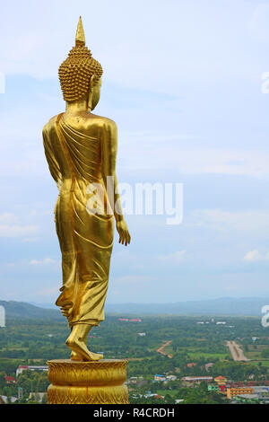 Neun Meter hohe goldene Buddha Bild in der Haltung des Wat Phra That Khao Noi, einem Hügel historischer Tempel in der Provinz Nan, Thailand Stockfoto