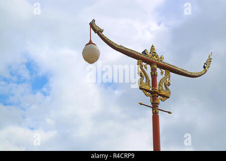 Thai Vintage Racing Boot geformten Street Lamp gegen bewölkter Himmel von Nan Provinz, Region Nord, Thailand Stockfoto