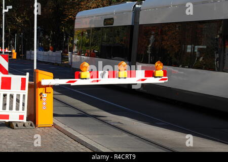 Verkehrsschild Barriere für Straßenbahnen auf einer Baustelle, Baustelle Barriere, Bremen, Deutschland, Europa ich Verkehrszeichen Schranke für Straßenbahne Stockfoto