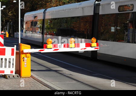 Verkehrsschild Barriere für Straßenbahnen auf einer Baustelle, Baustelle Barriere, Bremen, Deutschland, Europa ich Verkehrszeichen Schranke für Straßenbahne Stockfoto