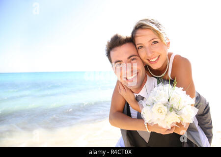 Geben Huckepack Fahrt zu seiner Braut Bräutigam Stockfoto