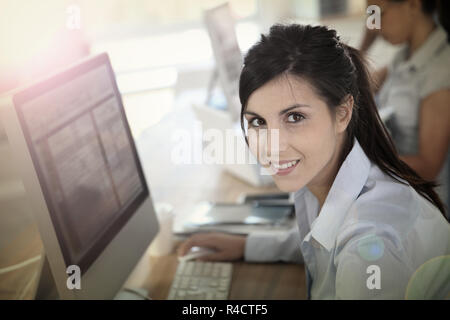 Fröhliche junge Frau Teilnahme am Business Schulung Stockfoto