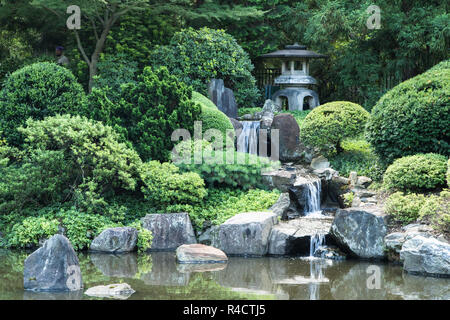 Japanischer Garten mit Stein Laterne und fliessendes Wasser Stockfoto