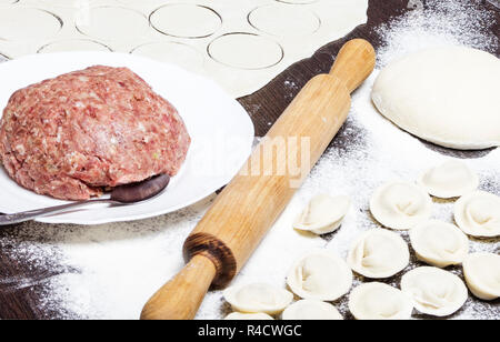 Molding Knödel auf den Tisch Stockfoto